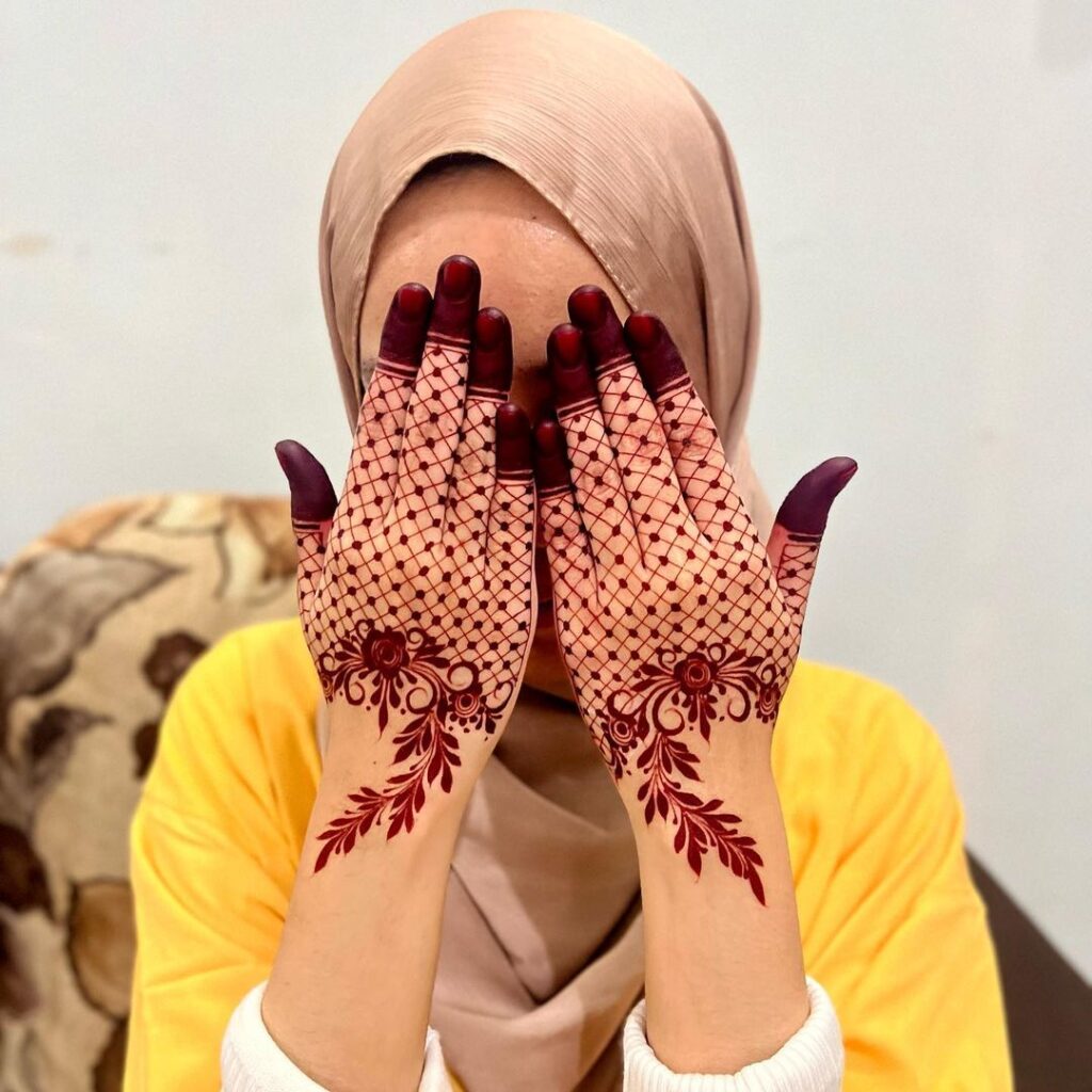 glove like henna pattern