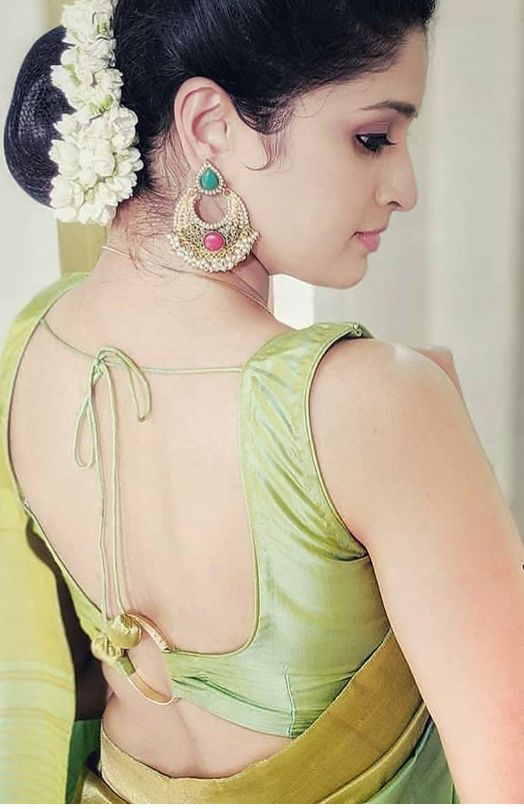 Open back blouse style with bangle attached back and single dori
